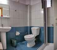 Toilet Kamar 5 Theofilos Classic Hotel