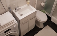 Toilet Kamar 3 Apartments Minerva