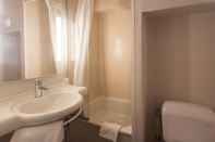 In-room Bathroom B&B Hotel Douai Parc Des Expos Cuincy