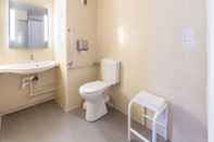 Toilet Kamar B&B Hotel Paris Le Bourget