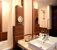 In-room Bathroom 6 Grifid Hotel Bolero & AquaPark - Ultra All Inclusive