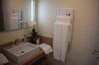 Toilet Kamar Brit Hotel Montargis