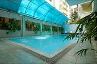 Kolam Renang Royal Park Residence Hotel