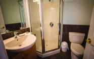 Toilet Kamar 7 Rae Leigh Heights BnB