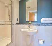 In-room Bathroom 7 Marlin Apartments London Bridge - Empire Square