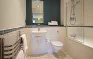 Toilet Kamar 5 Marlin Apartments London Bridge - Empire Square