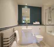 In-room Bathroom 5 Marlin Apartments London Bridge - Empire Square