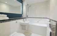 In-room Bathroom 4 Marlin Apartments London City - Queen Street