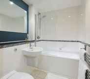 Toilet Kamar 4 Marlin Apartments London City - Queen Street