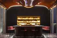 Bar, Cafe and Lounge Les Bains Paris