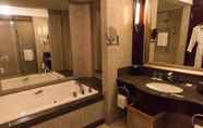 In-room Bathroom 6 Dongguan MCB Lake Hotel