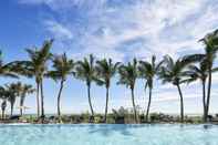 Swimming Pool Carillon Miami Wellness Resort