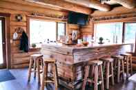 Bar, Cafe and Lounge Rock Lake Lodge