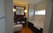 Toilet Kamar 7 Lancaster Hotel & Spa