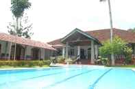 Kolam Renang The Bungalow at Pantiya Estate