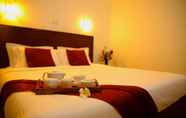 Kamar Tidur 7 Whispering Palms Hotel