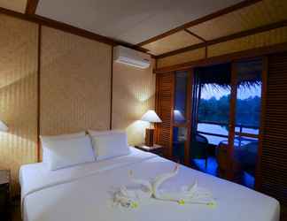 Bedroom 2 Yathra Houseboat by Jetwing