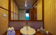 In-room Bathroom 4 Yathra Houseboat by Jetwing