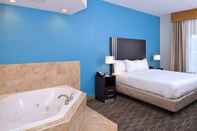 สระว่ายน้ำ Holiday Inn Express And Suites Effingham, an IHG Hotel