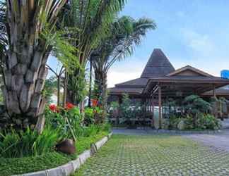 Exterior 2 The Gambir Anom Hotel Resort & Convention