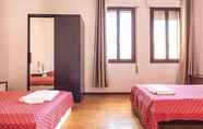 Kamar Tidur 3 Venice Bangla Guest House