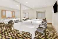 Functional Hall Microtel Inn & Suites By Wyndham Beaver Falls