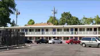 Exterior Travelodge by Wyndham Sacramento Convention Center