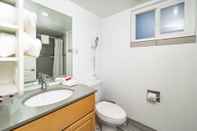 In-room Bathroom Travelodge by Wyndham Sacramento Convention Center