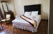 Kamar Tidur 6 Queen's Park Hotel