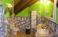 In-room Bathroom 6 Posada Spa Privilegio de Vara
