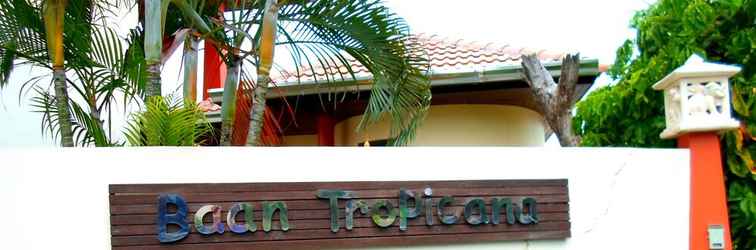 Bên ngoài Baan Tropicana