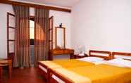 Bedroom 2 Flisvos Hotel