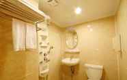 Toilet Kamar 3 Kindness Hotel Weiwuying