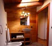 In-room Bathroom 4 Maison Perriere