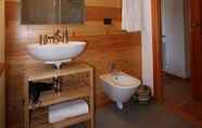In-room Bathroom 5 Maison Perriere