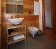 In-room Bathroom 5 Maison Perriere