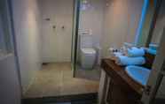 Toilet Kamar 6 Club Villa