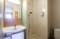 Toilet Kamar B&B Hotel Montlhery