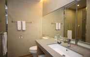 In-room Bathroom 6 Grace Hotel Zhonghe