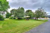 Common Space Picket Fence Motel