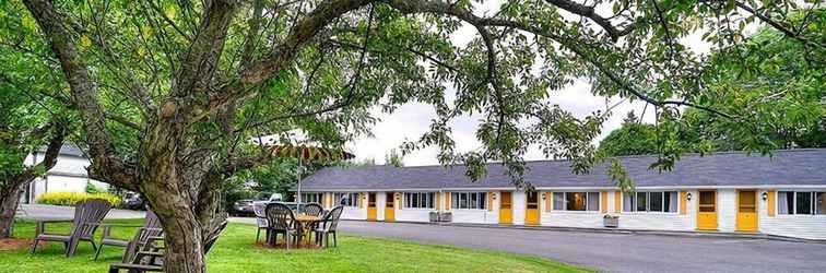 Exterior Picket Fence Motel