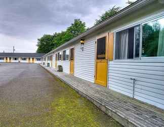 Exterior 2 Picket Fence Motel