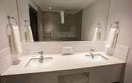 Toilet Kamar 4 Max Executive Apartments