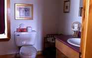 In-room Bathroom 2 Green Highlander Lodge