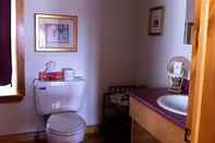 In-room Bathroom Green Highlander Lodge