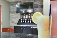 Bar, Cafe and Lounge Cobblestone Hotel & Suites - Beulah