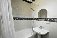 In-room Bathroom Swiftlets Inn