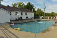 Swimming Pool Auberge Papillon Lune