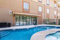 Kolam Renang MainStay Suites Lufkin