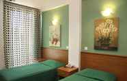 Kamar Tidur 4 Crown Inn Hotel